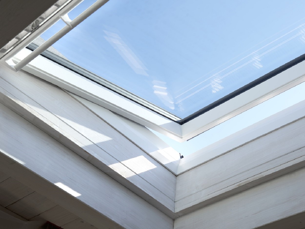 Finestra per tetti a bassa pendenza in legno bianca con apertura a bilico manuale 94X98
